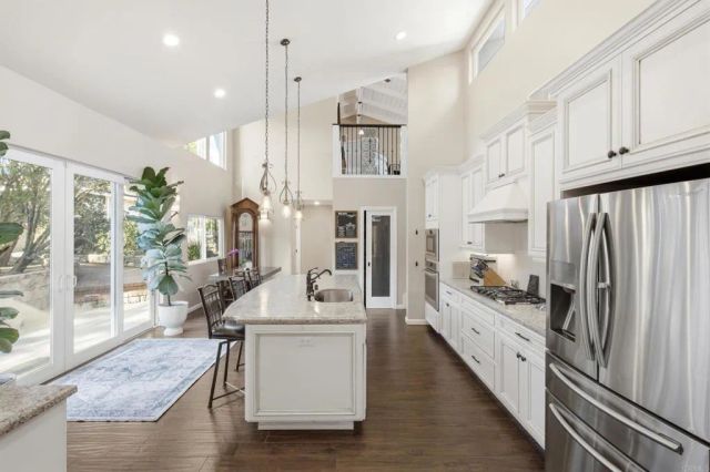10510 Grandview Drive, La Mesa, CA 91941
