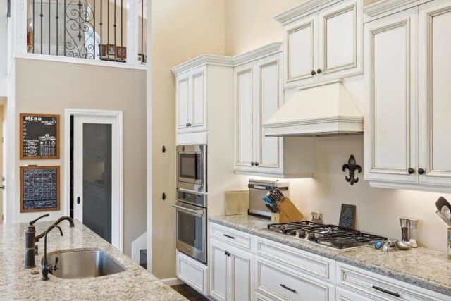 10510 Grandview Drive, La Mesa, CA 91941