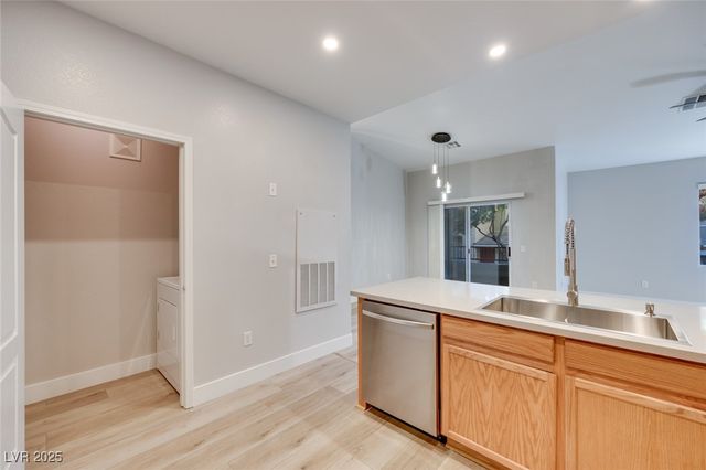 1008 Domnus ln Lane 201, Las Vegas, NV 89144