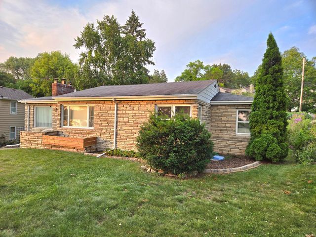 1736 E Shore Drive, Maplewood, MN 55109