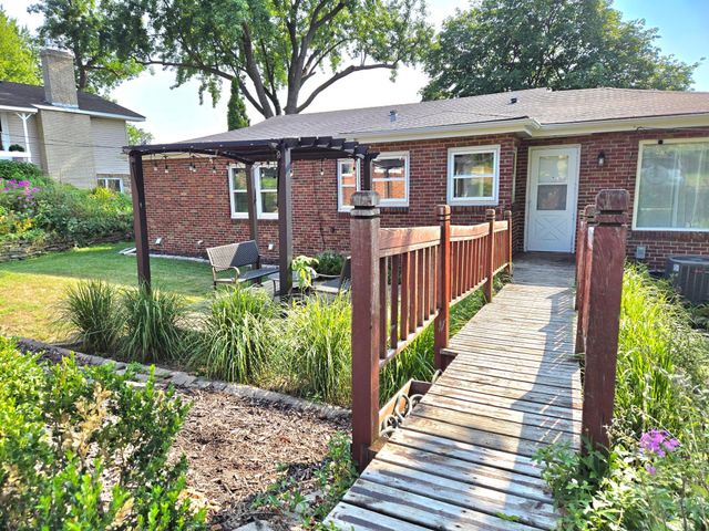 1736 E Shore Drive, Maplewood, MN 55109