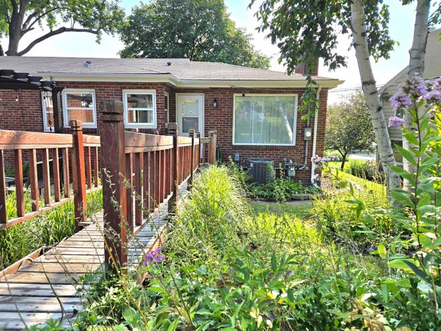 1736 E Shore Drive, Maplewood, MN 55109