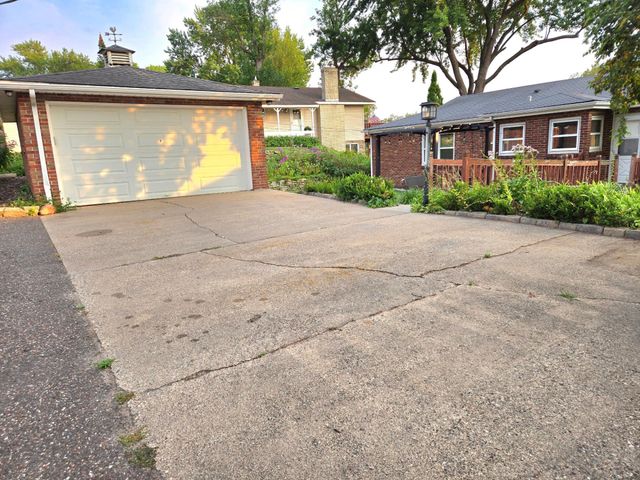 1736 E Shore Drive, Maplewood, MN 55109
