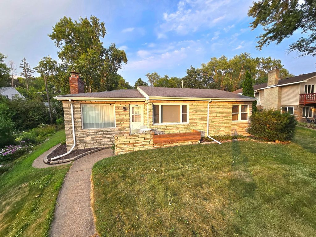 1736 E Shore Drive, Maplewood, MN 55109
