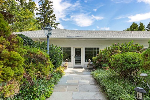 61 Factory Pond Road, Locust Valley, NY 11560