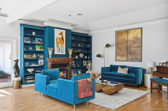 61 Factory Pond Road, Locust Valley, NY 11560