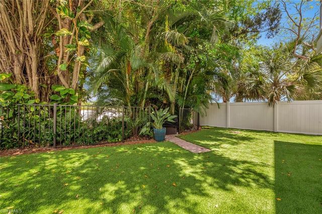 200 Burning Tree DR, Naples, FL 34105