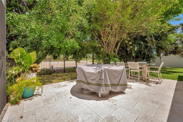 200 Burning Tree DR, Naples, FL 34105