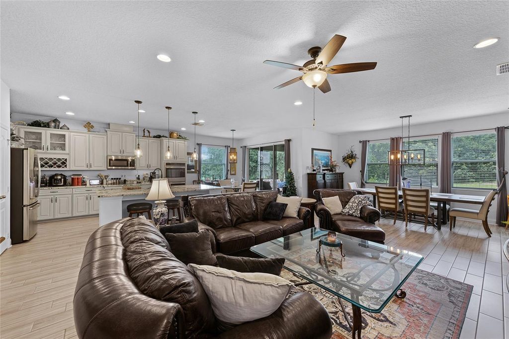 Image 8 of property listing at 31936 GEOFF WAY, Sorrento, FL 32776