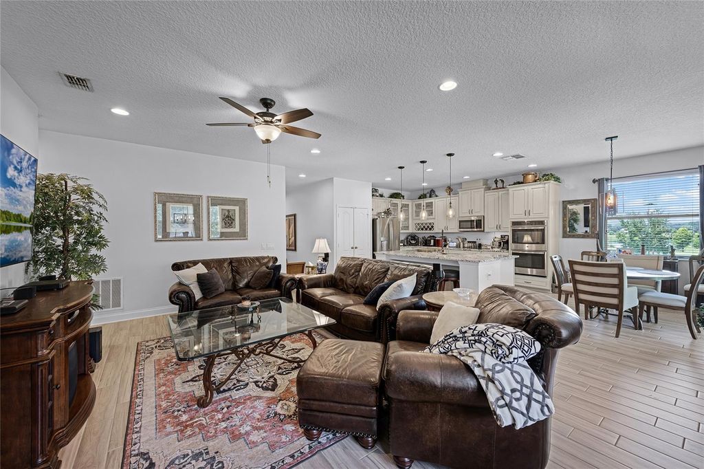 Image 9 of property listing at 31936 GEOFF WAY, Sorrento, FL 32776