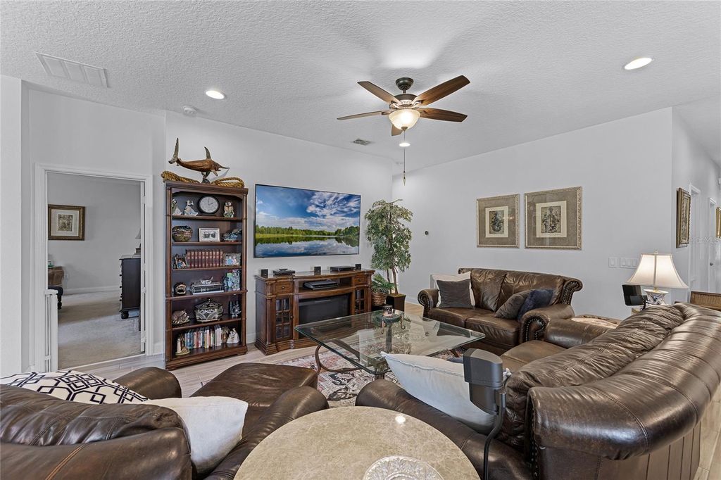 Image 10 of property listing at 31936 GEOFF WAY, Sorrento, FL 32776