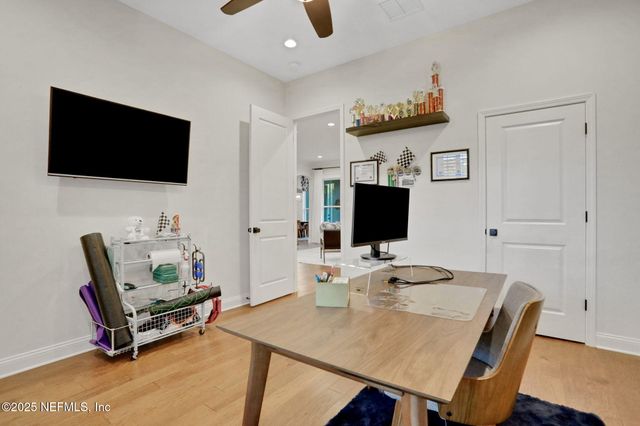 527 E KESLEY Lane, Jacksonville, FL 32259