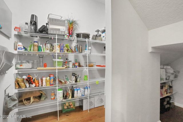 527 E KESLEY Lane, Jacksonville, FL 32259