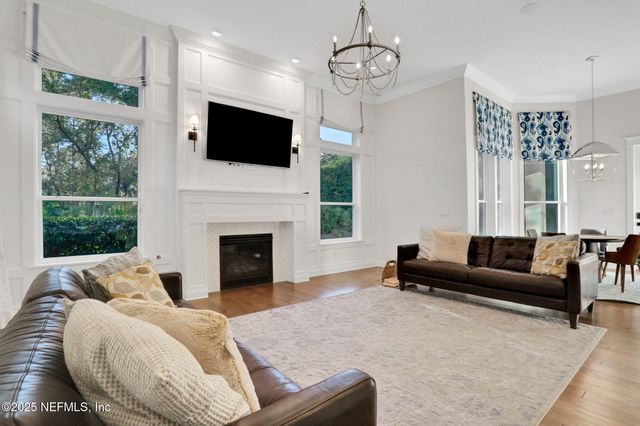 527 E KESLEY Lane, Jacksonville, FL 32259