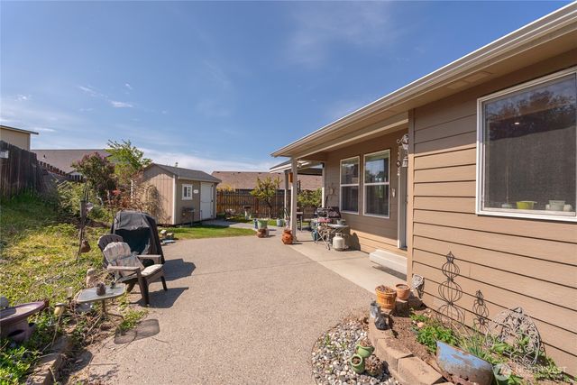 1364 Tractor Loop Road, East Wenatchee, WA 98802