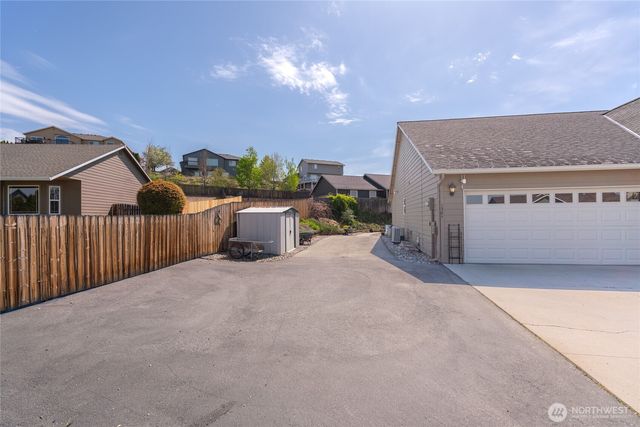 1364 Tractor Loop Road, East Wenatchee, WA 98802