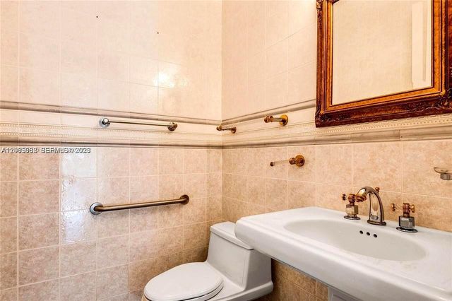 19420 W Saint Andrews Drive, Hialeah, FL 33015
