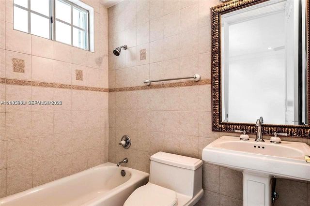 19420 W Saint Andrews Drive, Hialeah, FL 33015