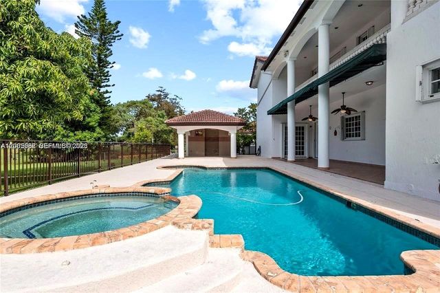 19420 W Saint Andrews Drive, Hialeah, FL 33015