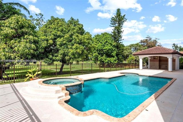 19420 W Saint Andrews Drive, Hialeah, FL 33015