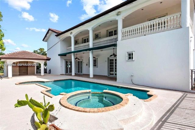 19420 W Saint Andrews Drive, Hialeah, FL 33015