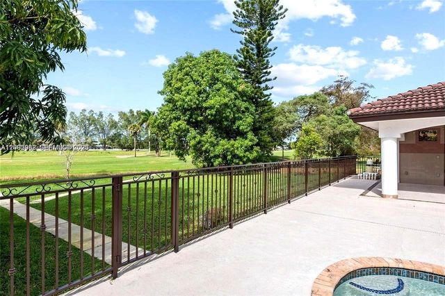 19420 W Saint Andrews Drive, Hialeah, FL 33015
