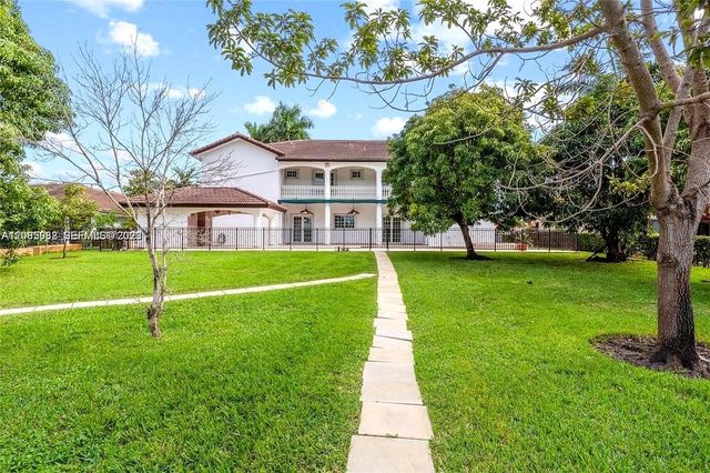19420 W Saint Andrews Drive, Hialeah, FL 33015