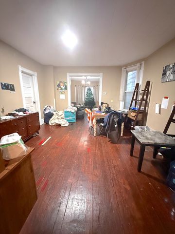 9014 S Escanaba Avenue, Chicago, IL 60617