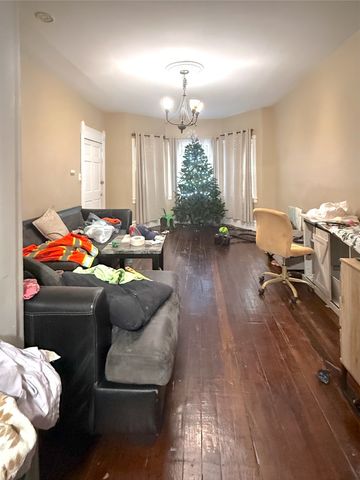 9014 S Escanaba Avenue, Chicago, IL 60617