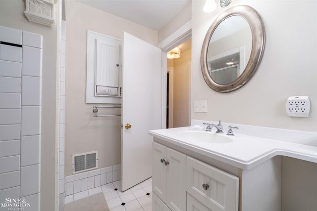 223 Mckinley Avenue, Grosse Pointe Farms, MI 48236