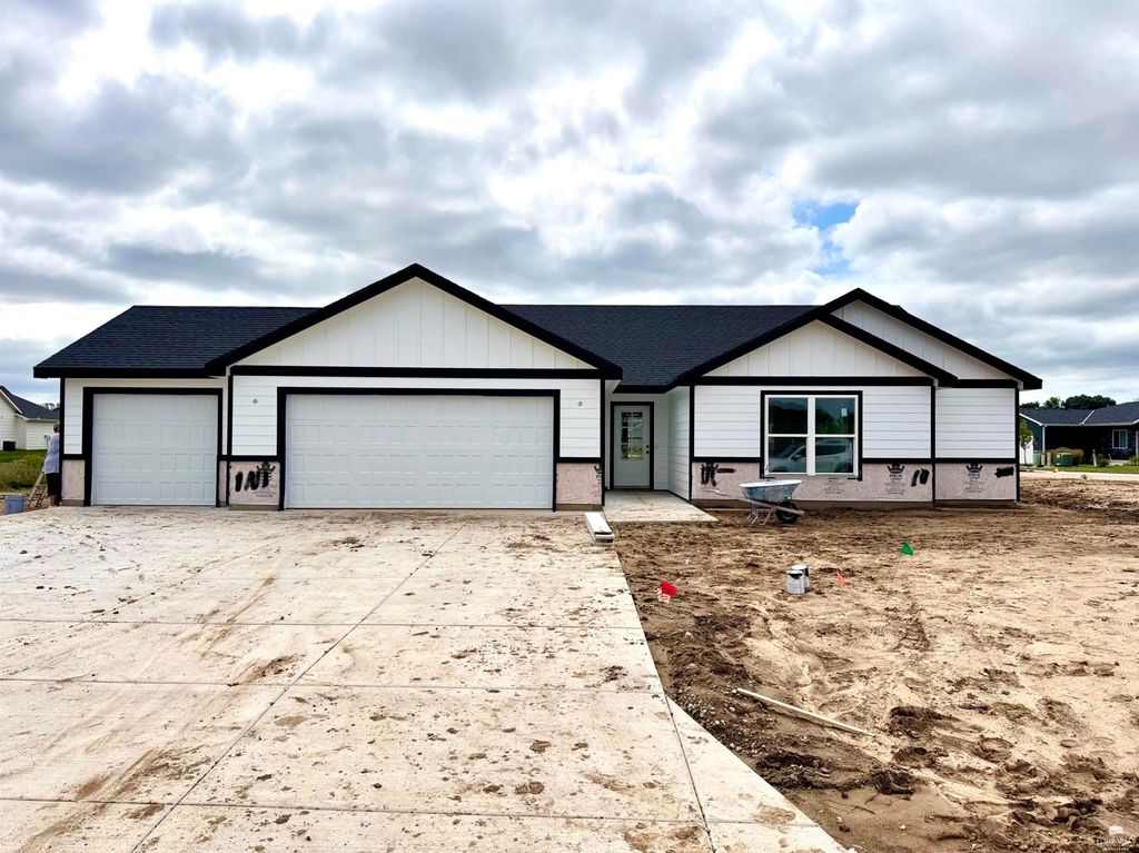 8402 Brett Dr., Manhattan, KS 66502