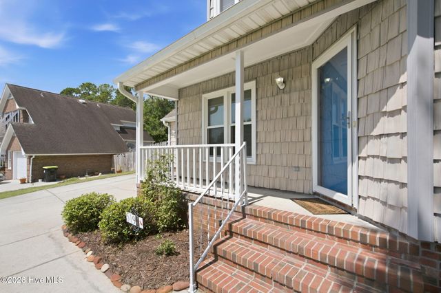 519 Green Meadows Drive N, Wilmington, NC 28405