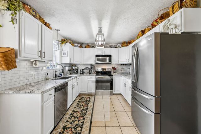 6012 Worthington Rd, Columbia, TN 38401