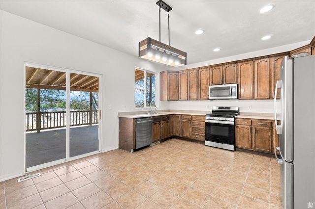 8286 S RUSTIC OAK CT, West Jordan, UT 84081