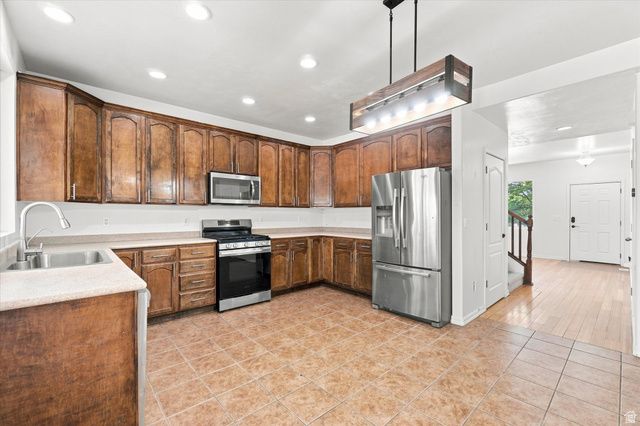 8286 S RUSTIC OAK CT, West Jordan, UT 84081