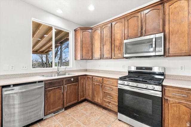 8286 S RUSTIC OAK CT, West Jordan, UT 84081