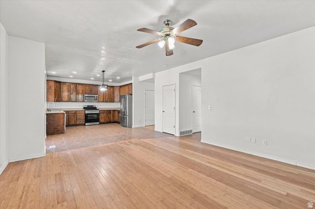 8286 S RUSTIC OAK CT, West Jordan, UT 84081