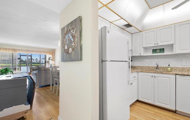 20 YACHT CLUB Drive 104, North Palm Beach, FL 33408