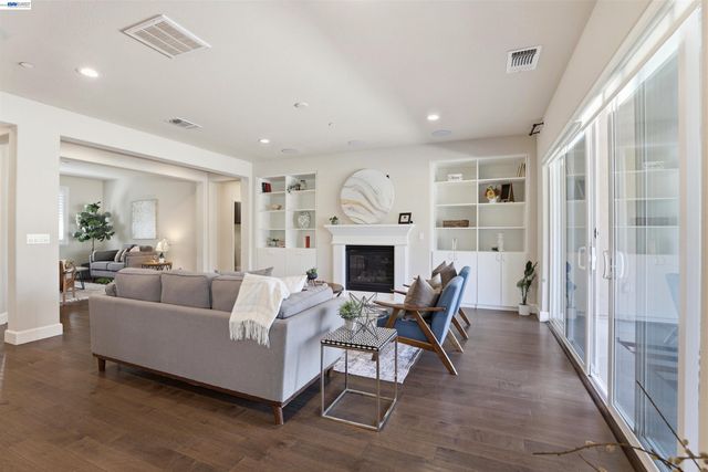 215 E Cara Ct, Mountain House, CA 95391