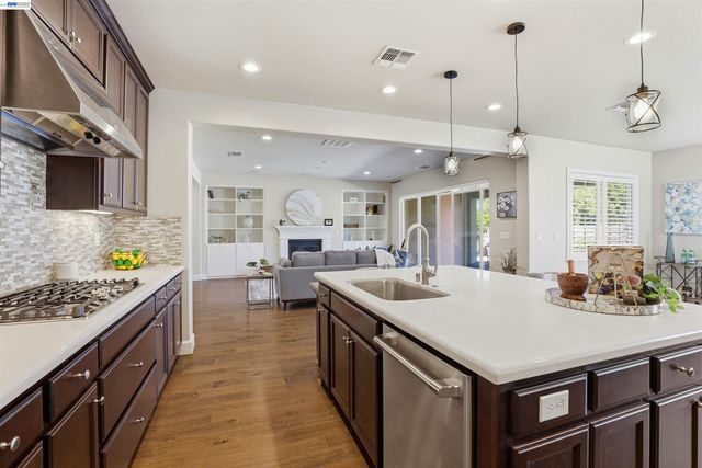 215 E Cara Ct, Mountain House, CA 95391