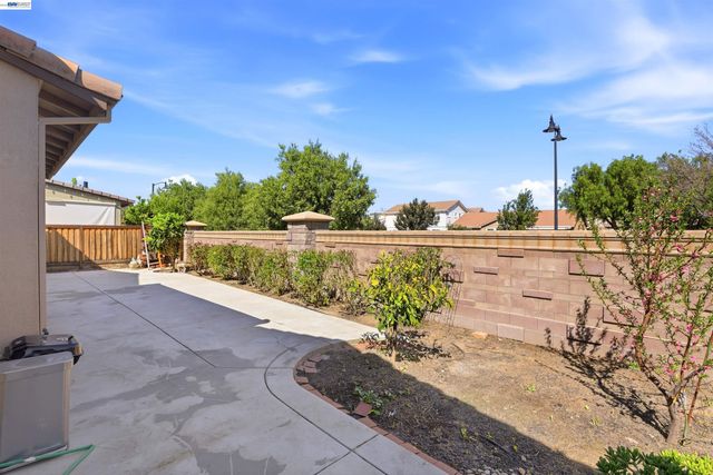 215 E Cara Ct, Mountain House, CA 95391