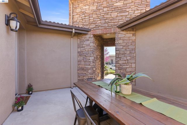 215 E Cara Ct, Mountain House, CA 95391