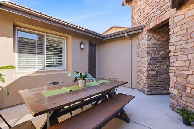 215 E Cara Ct, Mountain House, CA 95391