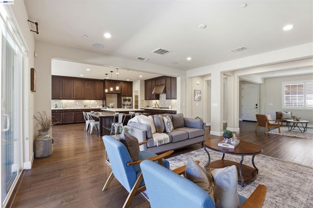 215 E Cara Ct, Mountain House, CA 95391