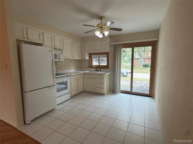32972 Maple Lane Circle, Warren, MI 48093