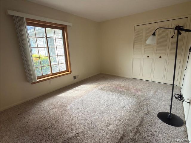 32972 Maple Lane Circle, Warren, MI 48093