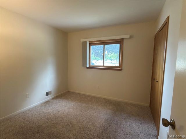32972 Maple Lane Circle, Warren, MI 48093