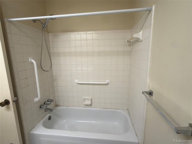 32972 Maple Lane Circle, Warren, MI 48093