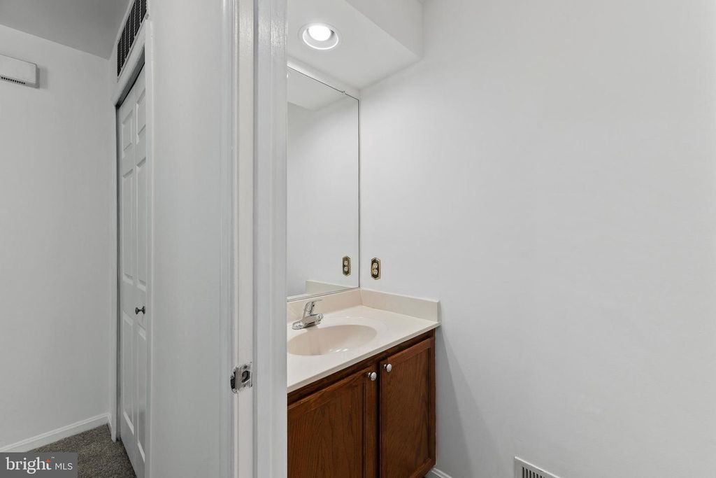 Image 15 of property listing at 700 LIONS GATE LN, Odenton, MD 21113