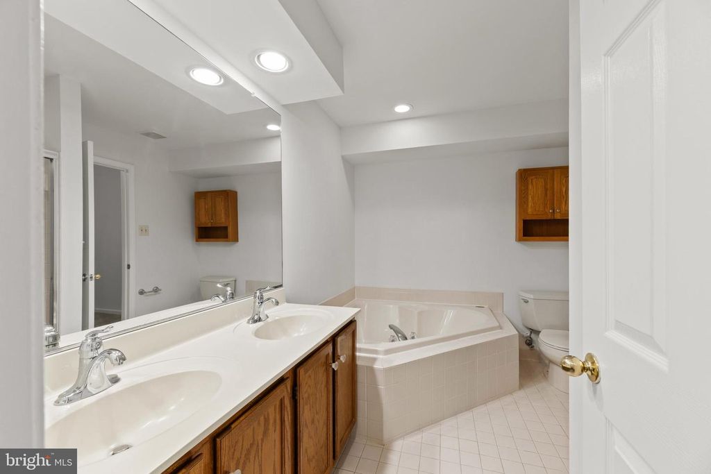 Image 20 of property listing at 700 LIONS GATE LN, Odenton, MD 21113